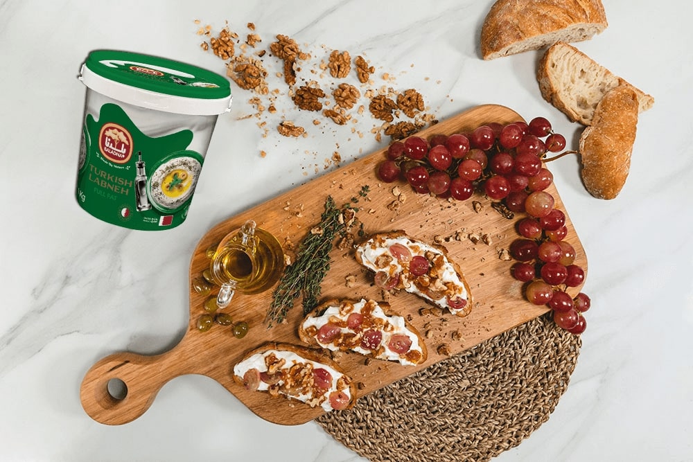 Recipe Tartines with labneh, roasted red grapes and walnuts