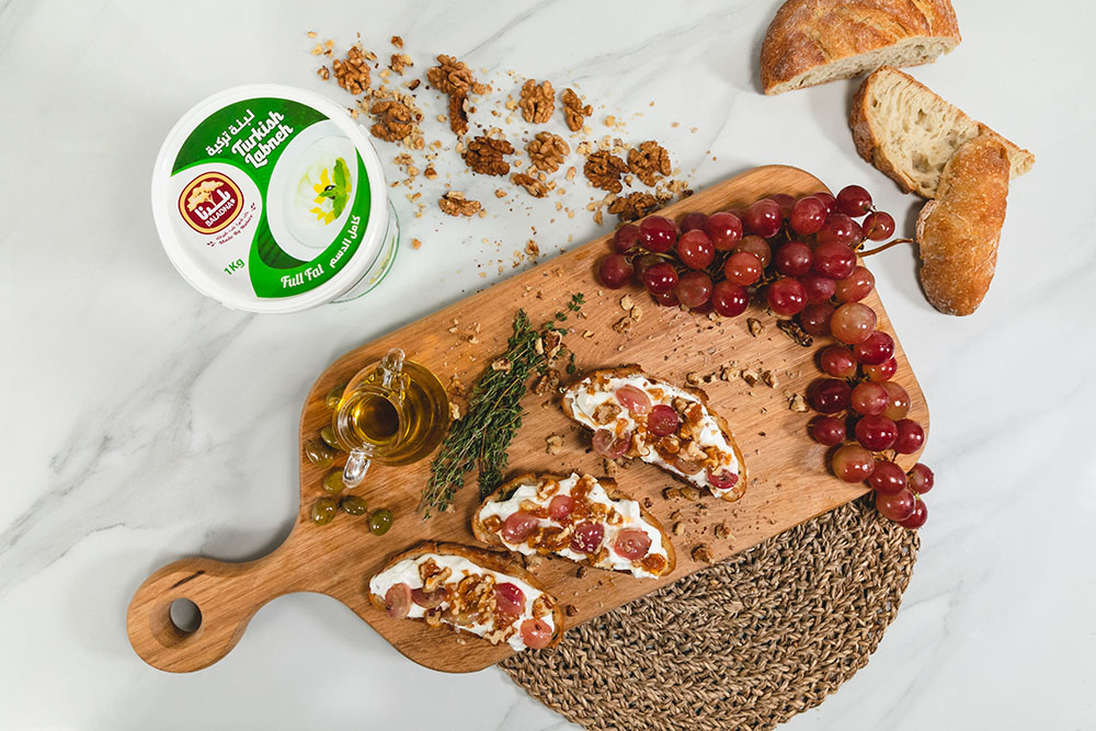 Tartines with labneh, roasted red grapes and walnuts