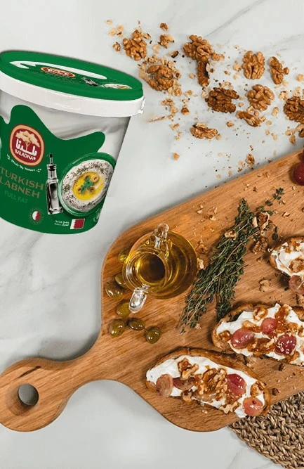 Recipe Tartines with labneh, roasted red grapes and walnuts