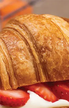 Recipe Croissant with spreadable cheese and strawberry